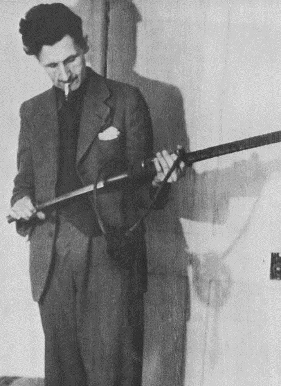 Джордж Оруэлл с клинком, подаренным ему во время гражданской войны в Испании