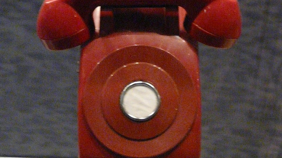 В музее Джимми Картера представлен «красный телефон», табличка под которым гласит, что его использовали для «прямой линии» между Москвой и Вашингтоном