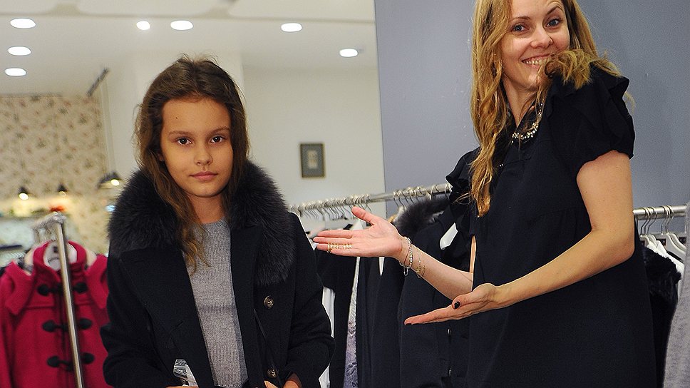 Редактор Vogue Ukraine Екатерина Мухина с дочерью на празднике &quot;Back To School&quot;, устроенном ЦУМом совместно с &quot;Ъ&quot; 
