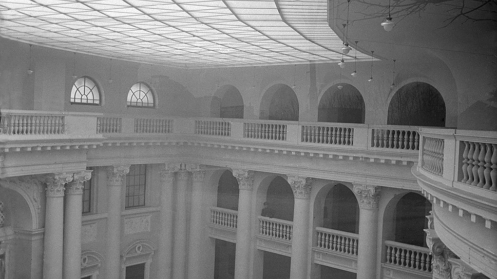 Светопрозрачный потолок в здании Высших женских курсов в Москве на Малой Царицынской улице (сейчас Малая Пироговская), 
1913 год