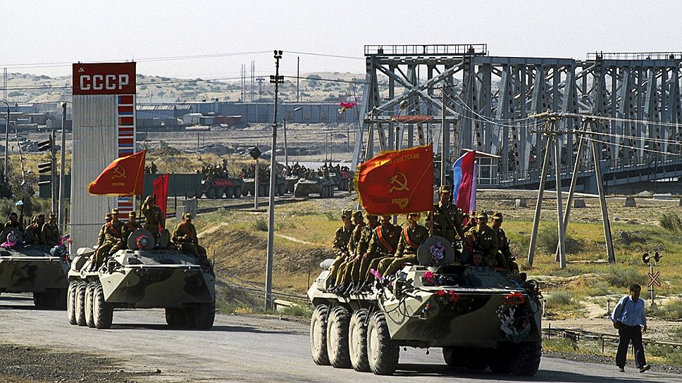 Первая колонна советской бронетехники пересекает афгано-советскую границу по мосту Дружбы через Амударью
