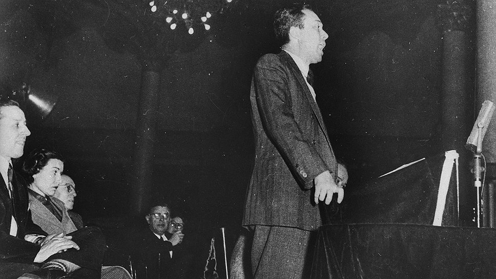 Альбер Камю и Жан-Поль Сартр (в центре) на выступлении в знак протеста против смертной казни испанских профсоюзных активистов, 1952 год