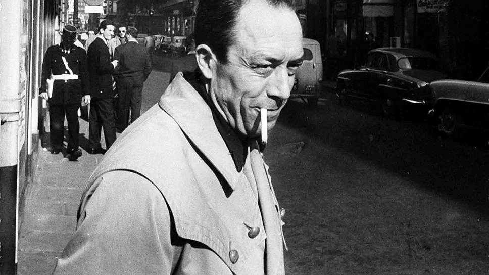 Альбер Камю курит рядом с театром Матюран, где идет репетиция его пьесы &quot;Калигула&quot;, 1957 год 