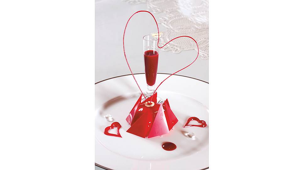 Сфера из красного шоколада и сироп из спелых ягод подадут на десерт в ресторане Cristal Room Baccarat