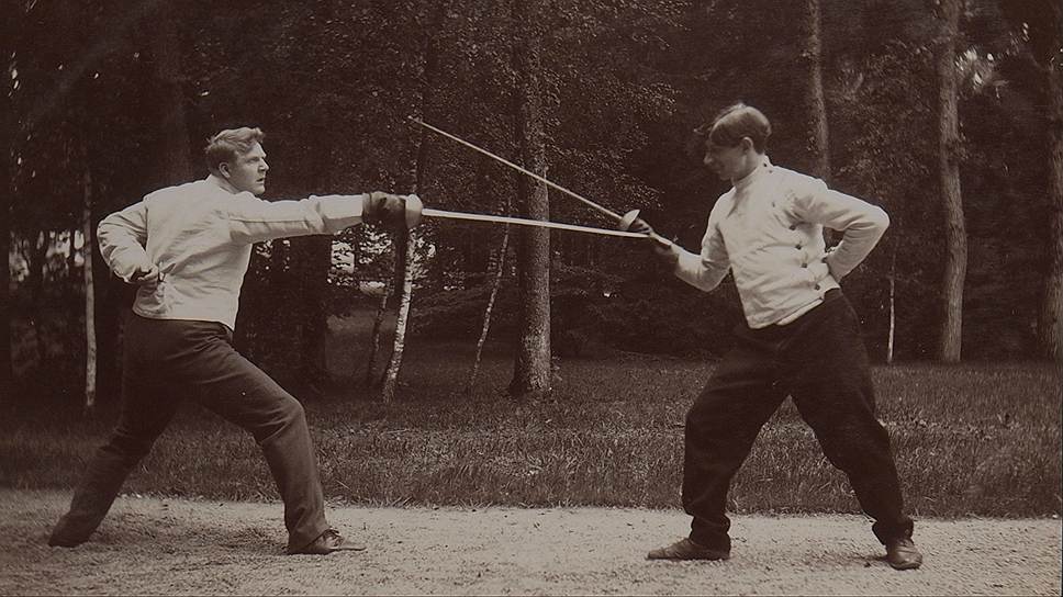 Федор Шаляпин на занятии фехтованием -- редкая фотография из личного архива певца. 1910-е годы. &quot;В Никитском&quot; 