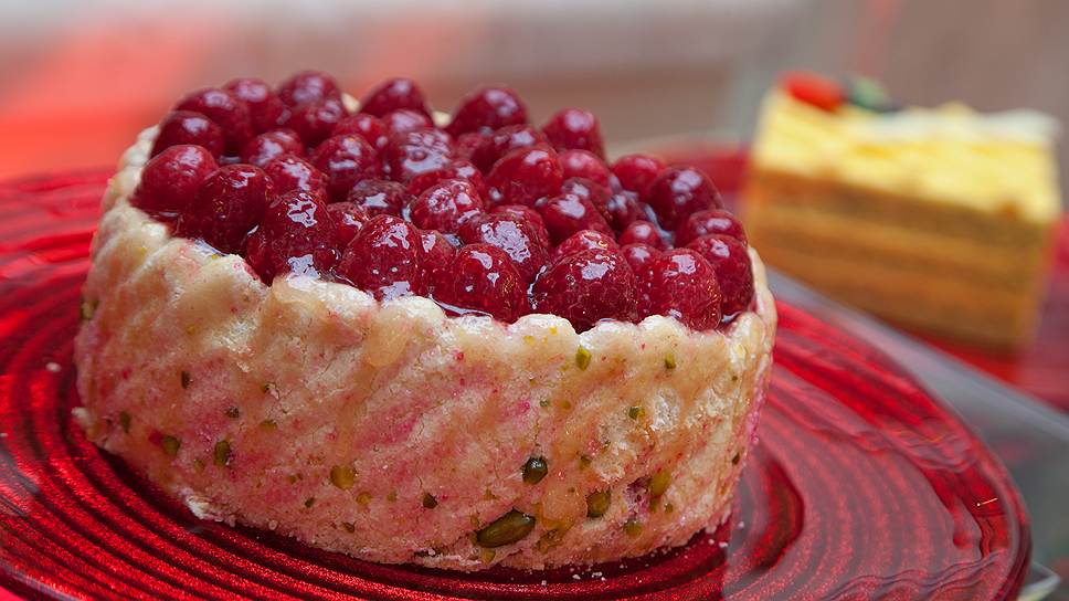 Пирожное с малиной и другие десерты со свежими ягодами можно попробовать во время бранчей 8 и 9 марта в гостинице Marriott Moscow Royal Aurora 
