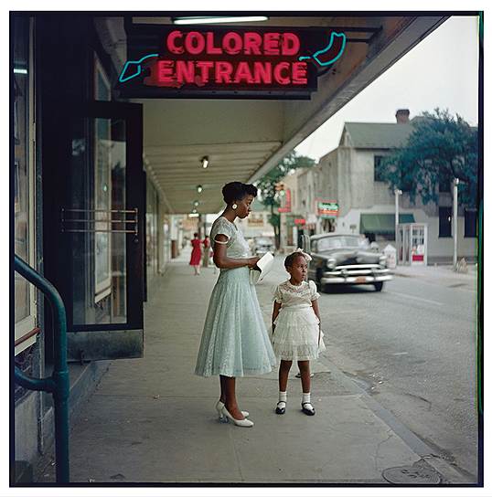В 1956 году утешением для обеспеченного чернокожего населения США был разве что модный неон в подсветке надписи &quot;Вход для цветных&quot;. Гордон Паркс, &quot;Универмаг в Алабаме&quot; 