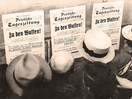 Прохожие читают специальный выпуск &quot;Немецкой ежедневной газеты&quot; с объявлением о всеобщей мобилизации, 1 августа 1914 года 