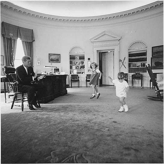 Президент Джон Кеннеди с детьми Кэролайн и Джоном Кеннеди-младшим в Овальном кабинете, 1962 год