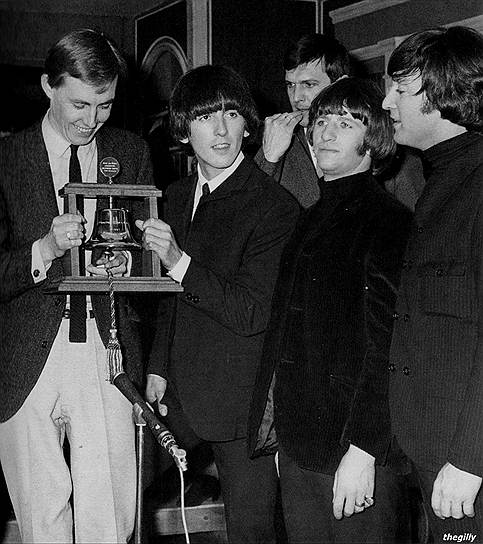 Саймон Ди вручает группе The Beatles премию «Колокол»