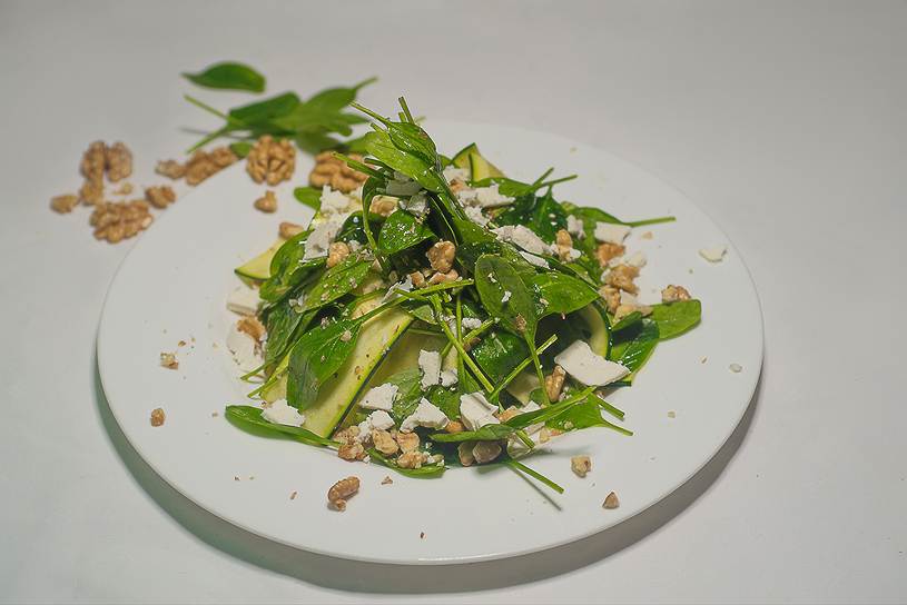 Зеленый салат из цукини с листьями молодого шпината, сыром чанах и грецкими орехами из меню ресторана &quot;Сахли&quot;