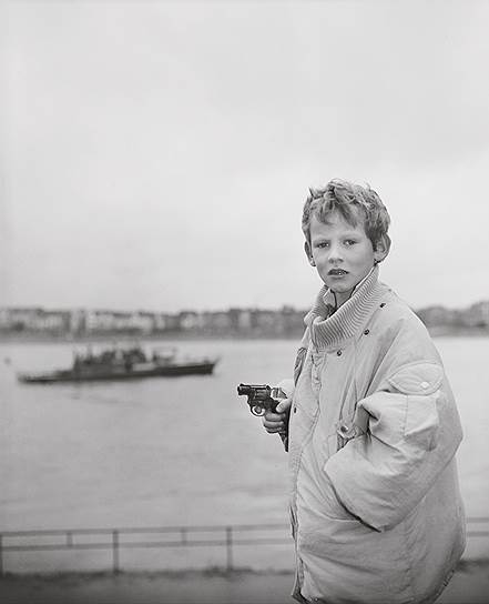 Андре Гельпке. «Мальчик с револьвером, Дюссельдорф», 1986 год