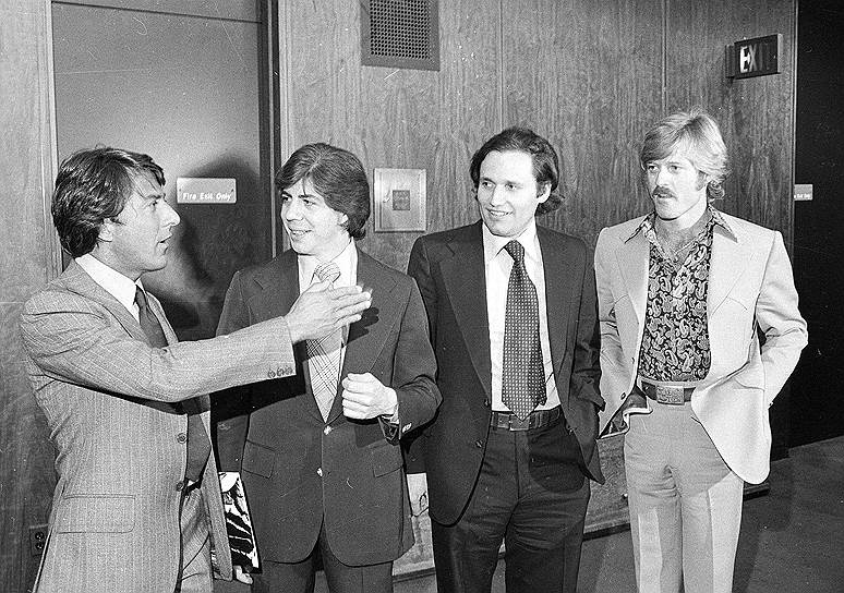 Дастин Хоффман, Карл Бернстайн, Боб Вудворд и Роберт Редфорд на премьере фильма &quot;Вся президентская рать&quot; в Вашингтоне, 5 апреля 1976 года