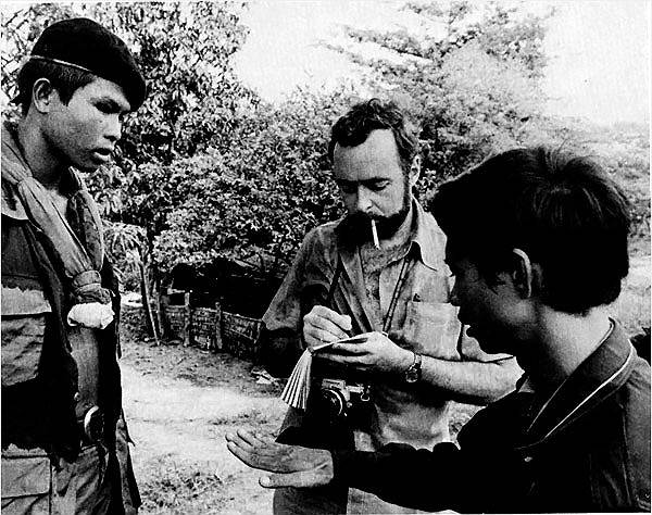 Дит Пран (справа) и Сидни Шенберг (в центре) расспрашивают камбоджийского солдата об американской бомбежке, 1973 год 