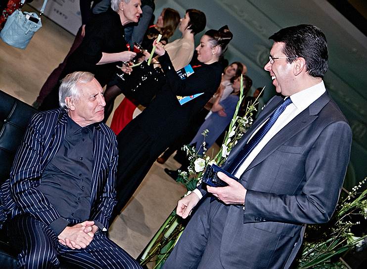 Президент Vertu Массимилиано Польяни на премьере инсталляции Питера Гринуэя (слева) и Саскии Боддеке &amp;quot;Золотой век русского авангарда&amp;quot; в Манеже