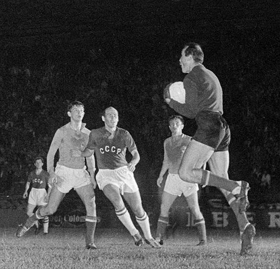 Валентин Бубукин (в центре) на матче между сборными СССР и Югославии. Стадион «Парк де Пренс», Париж, 10 июля 1960 года 