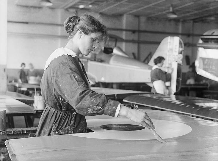 &quot;Женщина, рабочая фабрики «Остин мотор компании» в Бирмингеме, рисует круг на крыле самолета SE5A&quot;, сентябрь 1918 года