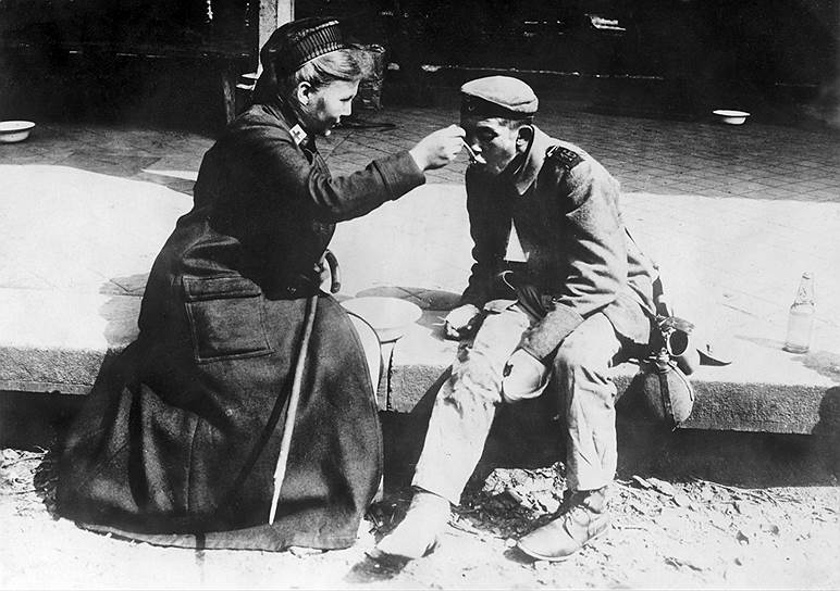 &amp;quot;Медсестра немецкого Красного Креста оказывает помощь нищему&amp;quot;. Германия, 1914-1918 годы