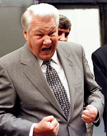 14 августа Борис Ельцин объявил, что девальвации рубля не будет. У банков стали появляться первые очереди вкладчиков, желающих вернуть депозиты.
