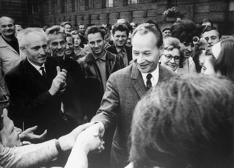 Первый секретарь ЦК компартии Чехословакии Александр Дубчек у здания ЦК в Праге, 12 сентября 1968 года
