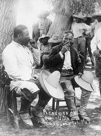 Панчо Вилья (слева) и Эмилиано Сапата во главе партизанского отряда, Мексика, 1911 год
