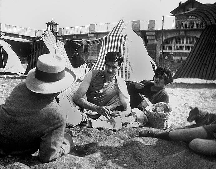 Коко Шанель и Артур Кейпл на пляже в Сен-Жан-де-Люзе, 1917 год