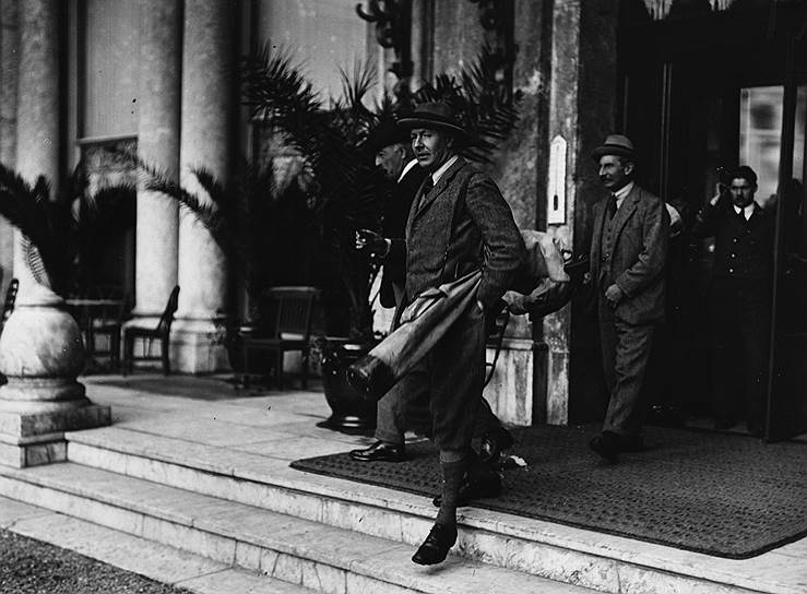 Хью Гросвенор на крыльце принадлежащего ему отеля в Биаррице, 1922 год