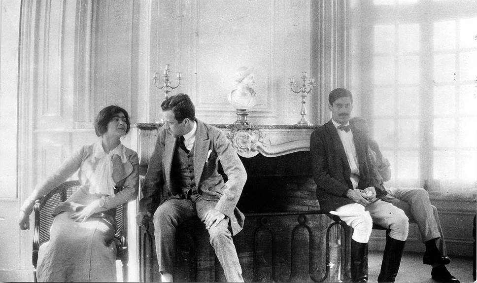 Коко Шанель, Этьен Бальзан и Артур Кейпл в гостиной дворца Royallieu, 1912 год