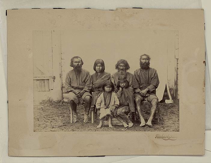«Семья айнов, коренных жителей Сахалина», 1890 год (фото Иннокентия Павловского)