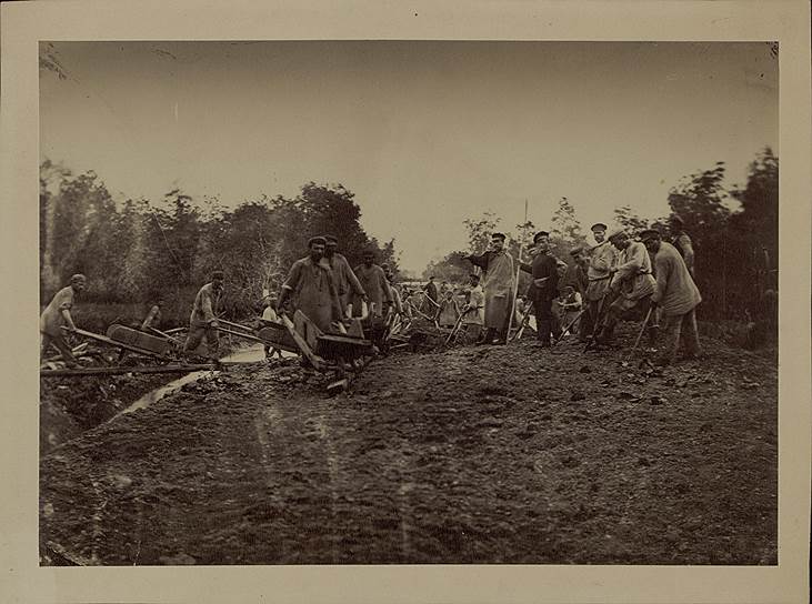 «Заключенные на работах», около 1890 года (фото Иннокентия Павловского)