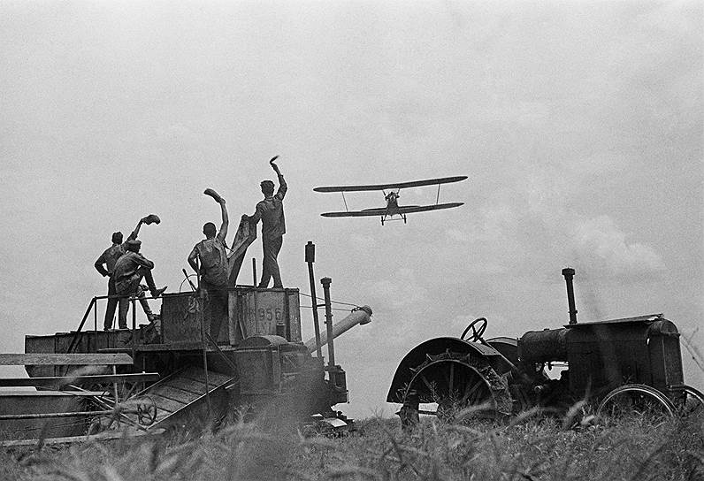 &quot;Трактор и самолет&quot;, 1936 год 