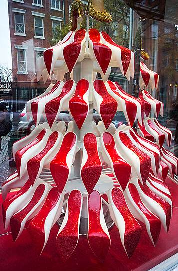 Рождественская елка из туфель Christian Louboutin в витрине магазина в Нью-Йорке