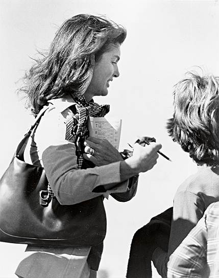 Жаклин Онассис с сумкой Jackie O, 1970-е годы 
