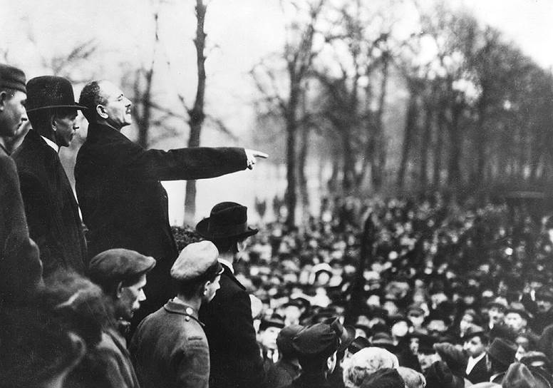 Карл Либкнехт на митинге в Берлине, 1918 год 