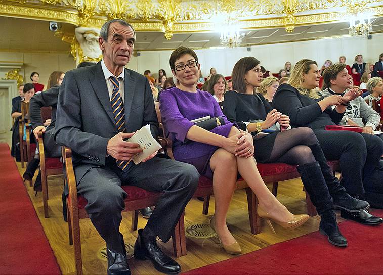 Вице-президент медиахолдинга &quot;РБК&quot; Елена Мясникова (вторая слева) с мужем Николаем Мясниковым на вечере Guerlain в Большом театре 