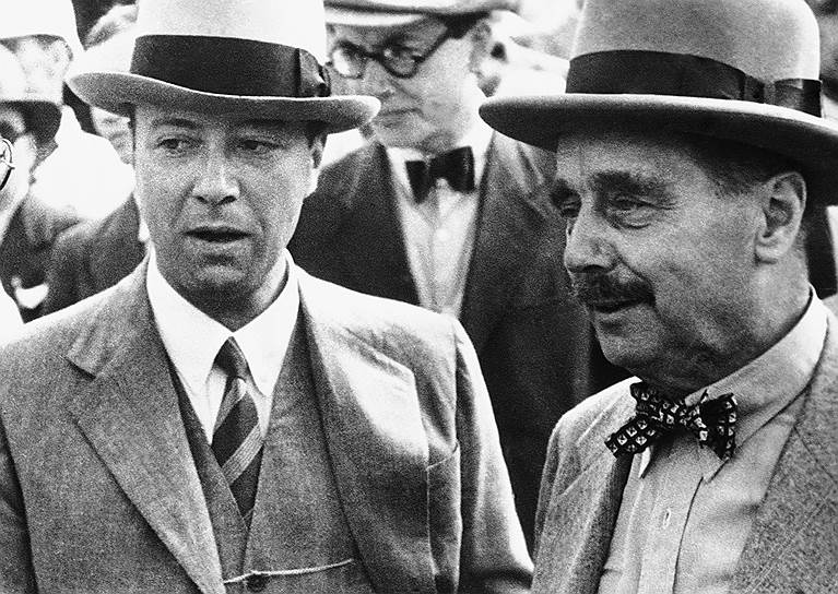 Уильям Буллит (слева) и Герберт Уэллс на Краснои&amp;#774; площади, 24 июля 1934 года