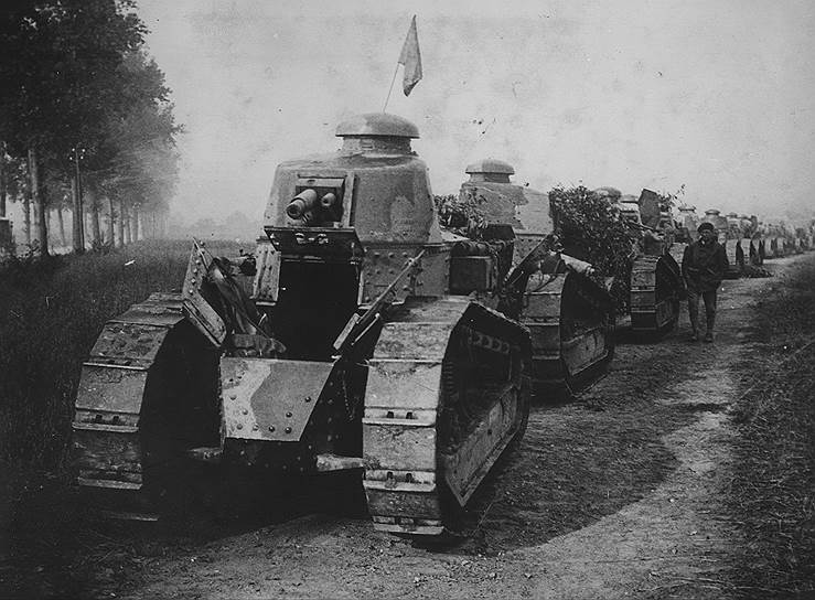 Выставка &amp;quot;Война, покончившая с миром&amp;quot; в МАММ. Колонна танков Renault TF-17 на поле боя. Франция, 1917 год 