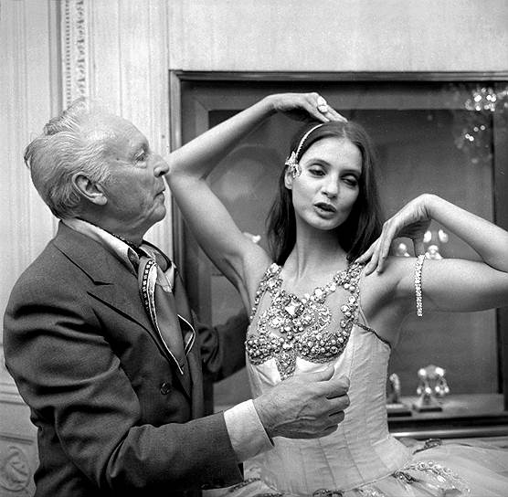 Джордж Баланчин и Сюзанн Фаррелл на примерке костюмов к балету &quot;Драгоценности&quot;, 1976 год 