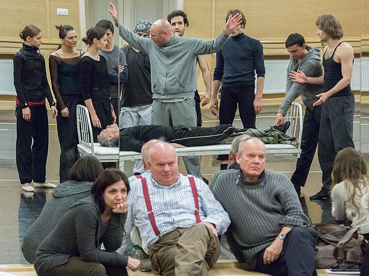 Раду Поклитару (стоит), Деклан Доннеллан и Ник Ормерод (сидят) на репетиции балета «Гамлет»