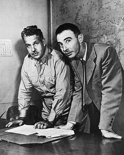 Роберт Оппенгеймер (справа) и военный глава проекта &quot;Манхэттен&quot; генерал Лесли Гровс. Лос-Аламос, 1 августа 1945 года
