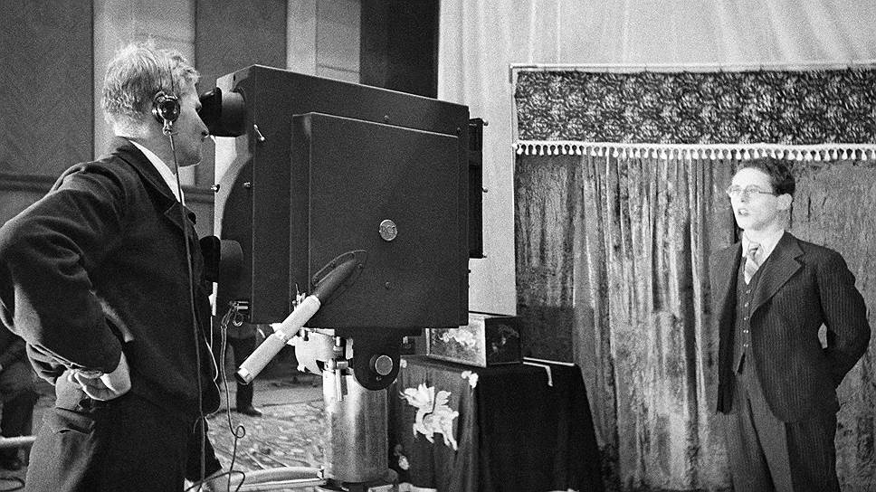 Юрий Левитан во время съемок в студии. Москва, 1941 год 
