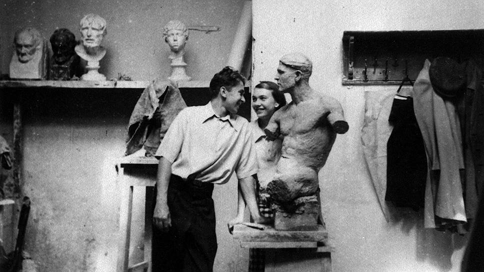 Иулиан Рукавишников и Ангелина Филиппова в мастерской на Садовой, 1949 год