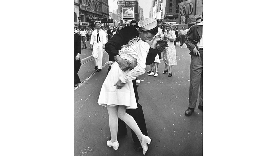 Знаменитый «Поцелуй на Таймс-сквер» показали в цвете