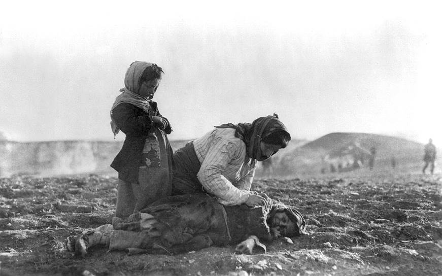 Армянка с мертвым ребенком на подходе к Алеппо, 1915 или 1916 годы