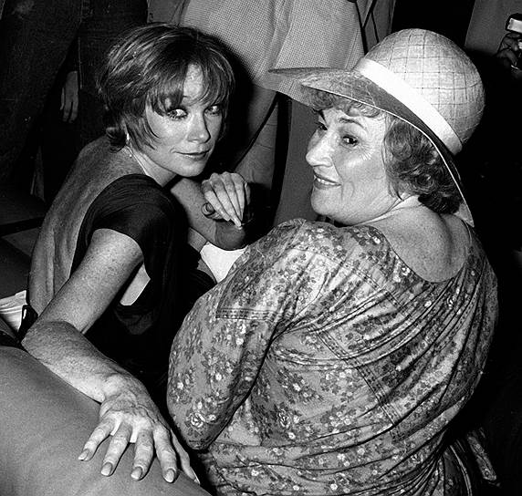 Ширли Маклейн (слева) и Белла Абсуг, 1977 год 
