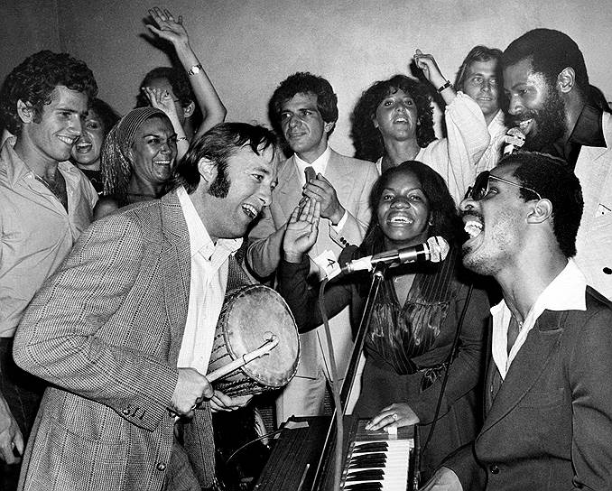 Стивен Стиллс (с барабаном), Стиви Уандер и Тедди Пендерграсс, 1977 год 
