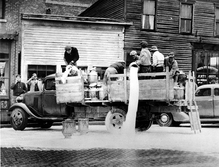 Бастующие уничтожают 50 бочек молока, направляющиеся в Чикаго, 1935 год 
