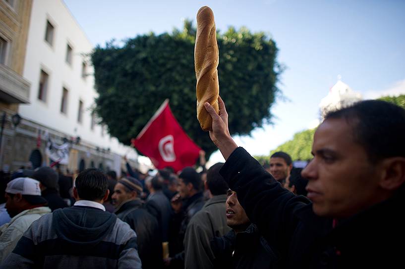 Демонстрация перед офисом премьер-министра Туниса, 2013 год 
