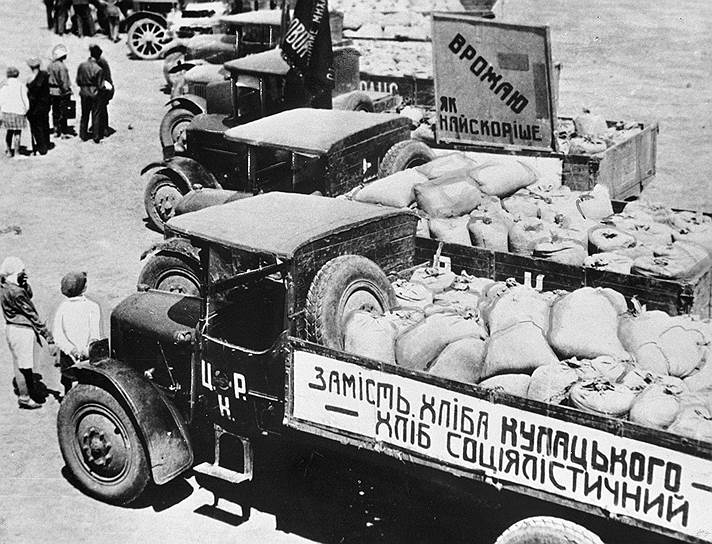 Грузовики с зерном, собранным в колхозе &quot;Каховка&quot;, 1930 год 
