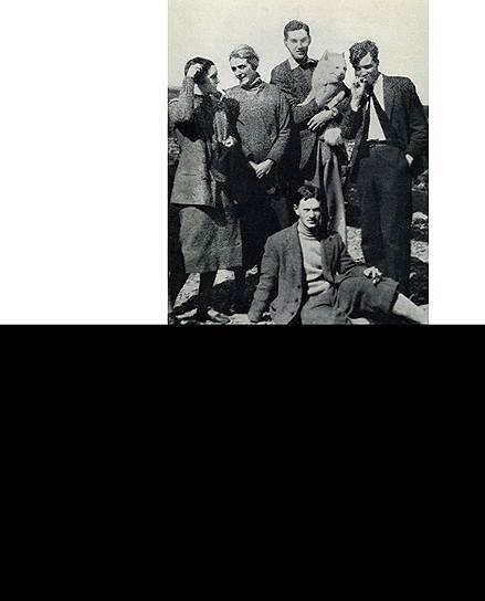 Ивлин Во (сидит) с друзьями на острове Ланди, 1925 год